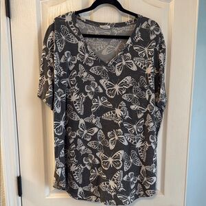 Butterfly print v-neck t-shirt with front pocket